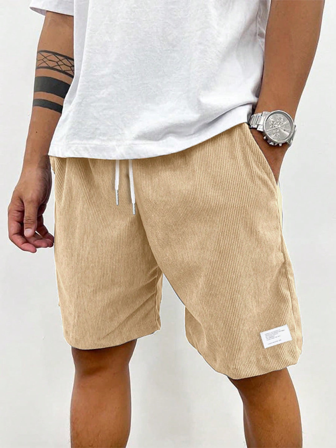  Male model wearing casual shorts with an adjustable waist on a plain background.