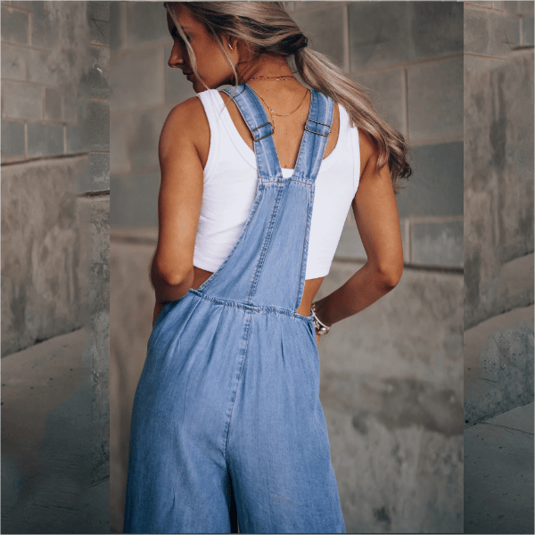 Laid-back denim dungaree outfit with elastic waist and wide legs.
Women’s denim overall 