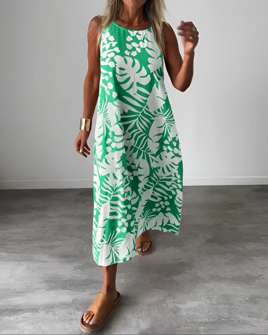 Elegant sleeveless women’s dress with soft lining and effortless movement.