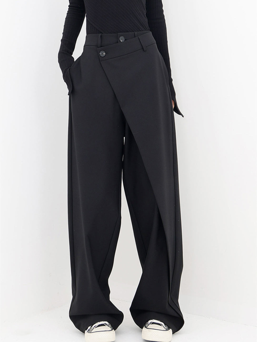 Relaxed fit women’s trousers displayed on a plain background.