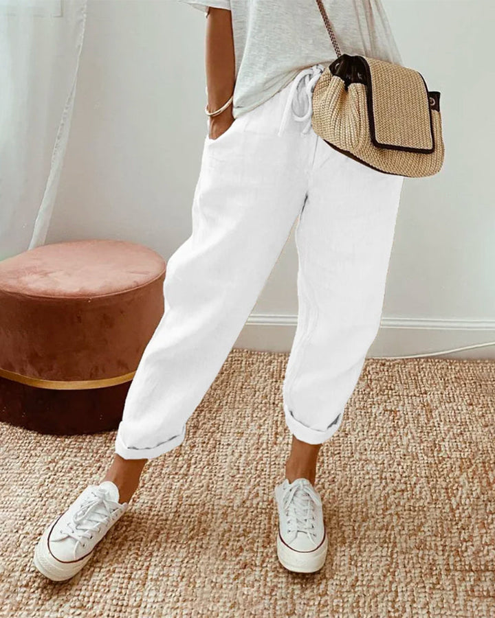 Model wearing refined casual trousers on a clean background.