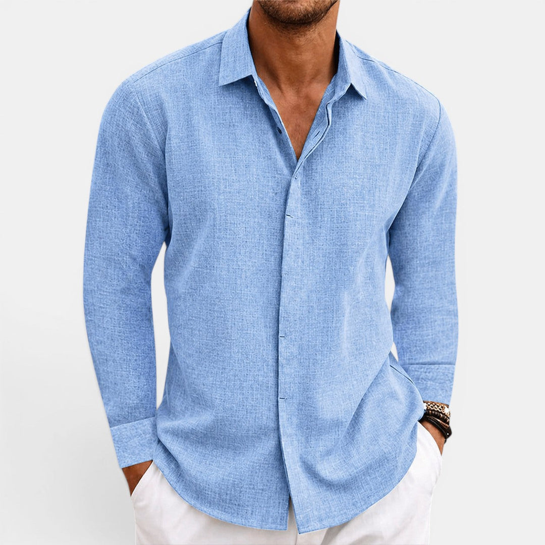  Male model in a relaxed-fit summer shirt against a plain background.