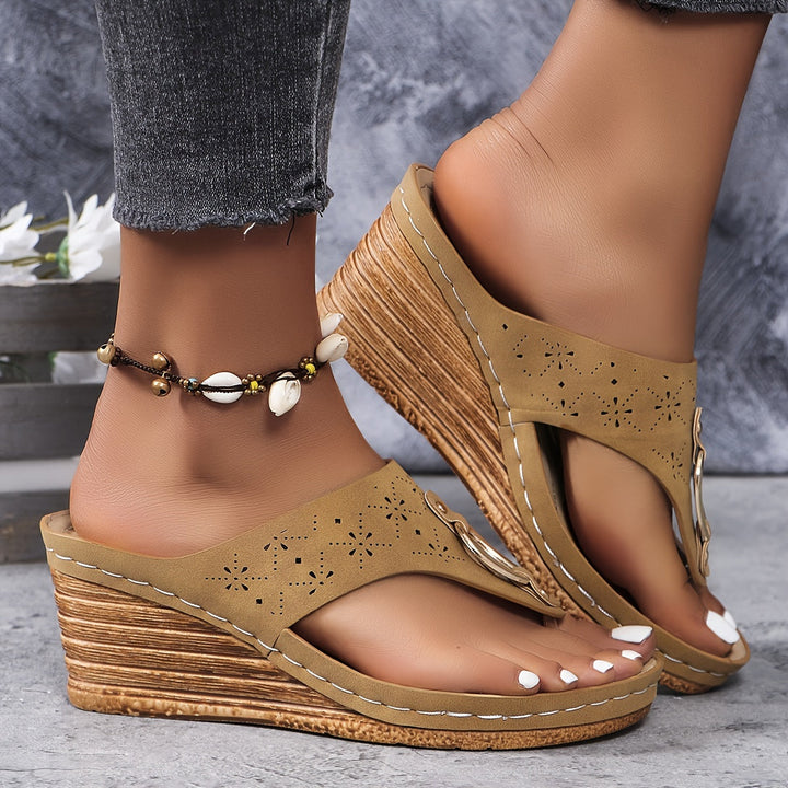 Women’s open-toe sandals on a plain background with a refined feminine design.