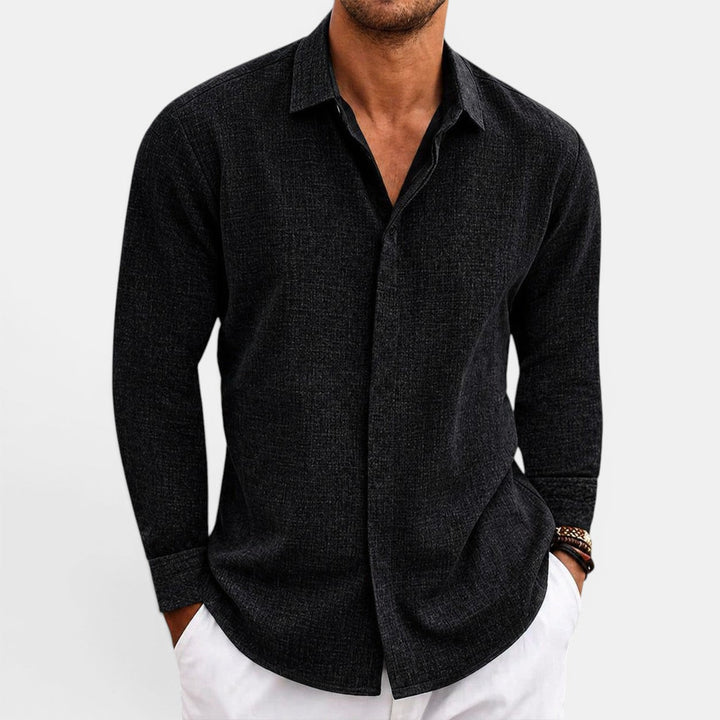 Male model wearing a casual long-sleeve shirt on a plain background.
