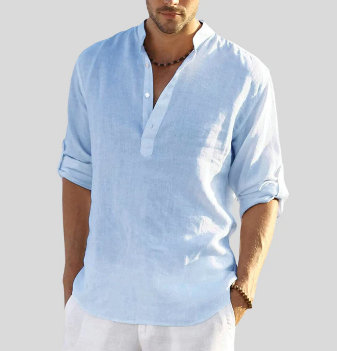  Male model wearing a lightweight casual shirt with roll-up sleeves.