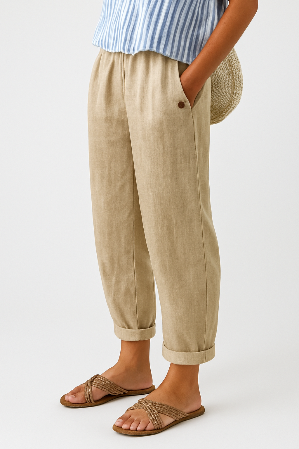 Female model wearing stylish women’s pants with side pockets against a plain background.