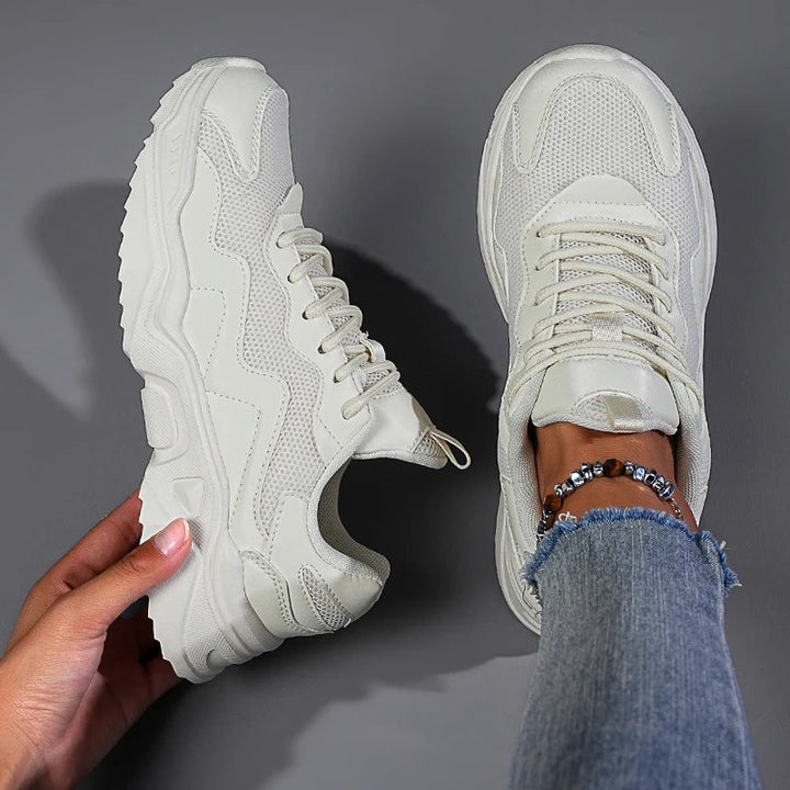 Women’s lace-up sneakers with cushioned sol