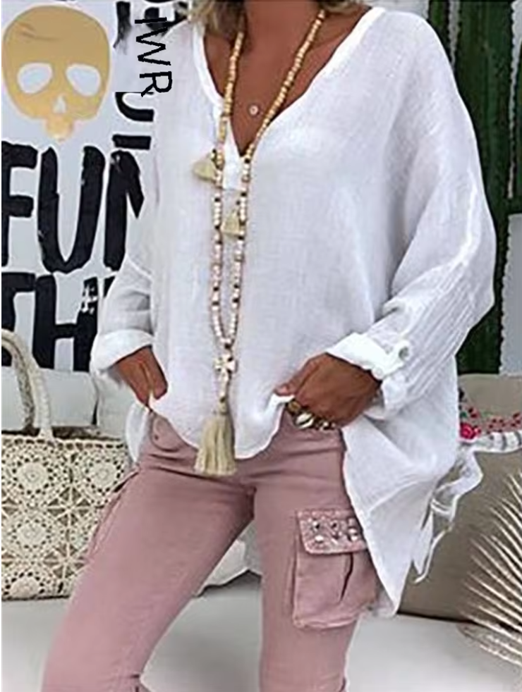 Modern oversized women’s blouse featuring a model on a clean background emphasizing versatility.