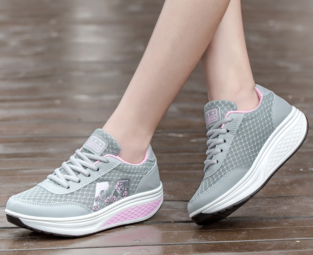 Flexible lace-up sneakers for daily outfits.