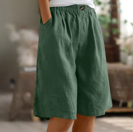 Model wearing relaxed women’s shorts with a flexible waistband on a plain background.