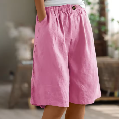 Woman in versatile everyday shorts styled on a plain background.