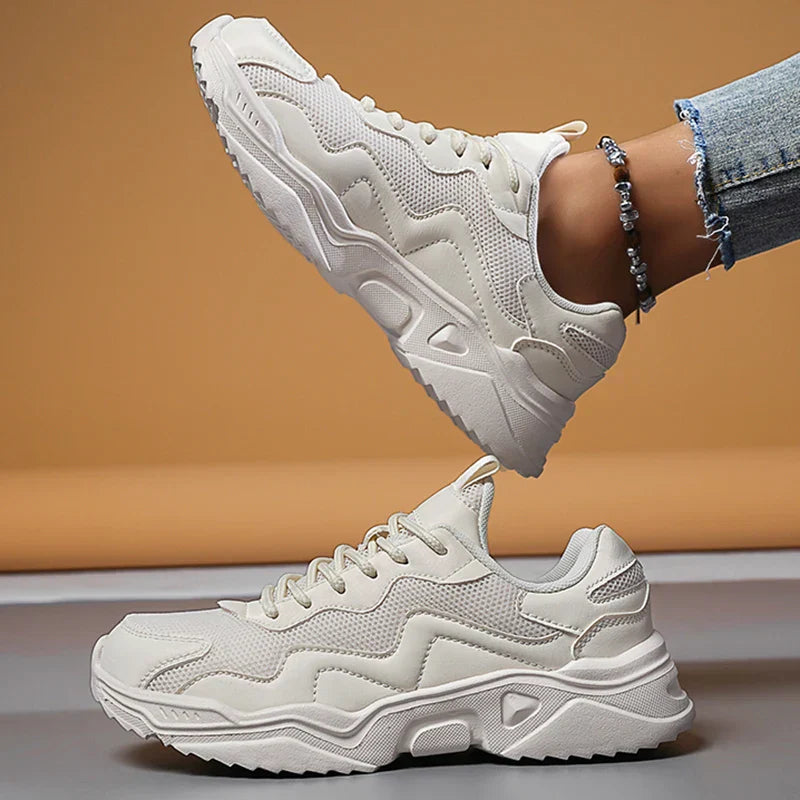 Sporty women’s sneakers designed for walking, travel, and everyday outfits.