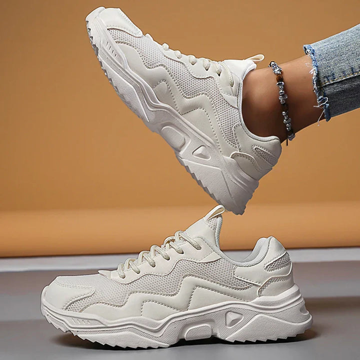 Sporty women’s sneakers designed for walking, travel, and everyday outfits.
