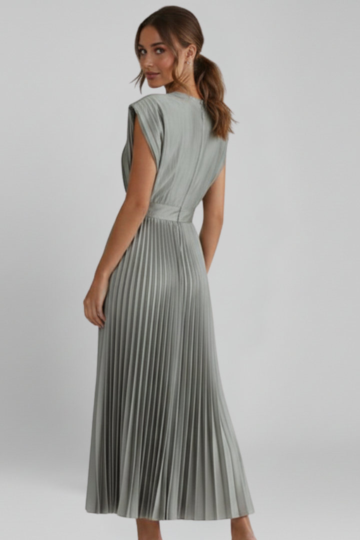 Back angle sleeveless dress with pleated skirt