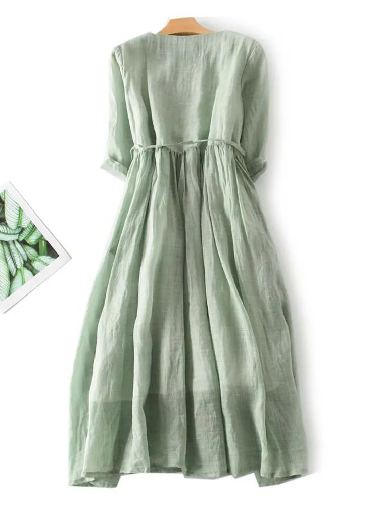Elegant vintage-style dress designed for a refined and flattering look.