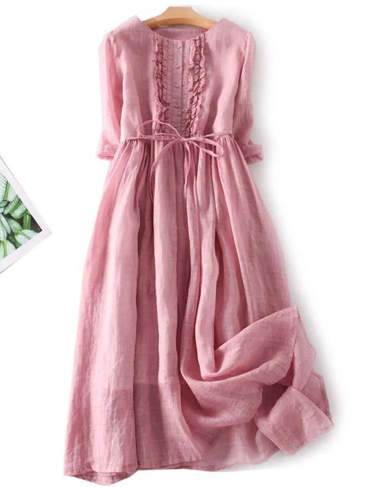 Classic women’s dress featuring soft details and nostalgic fashion appeal.