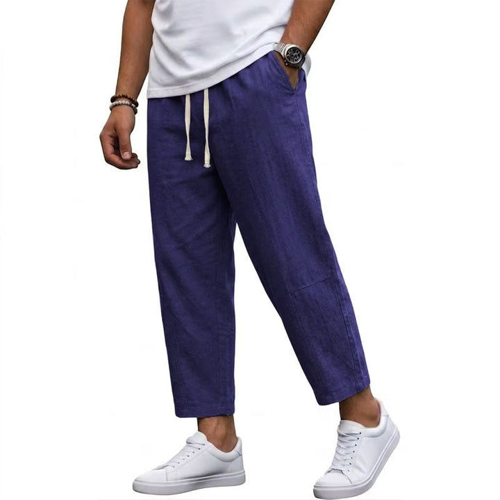  Male model wearing relaxed men’s pants on a plain background.
