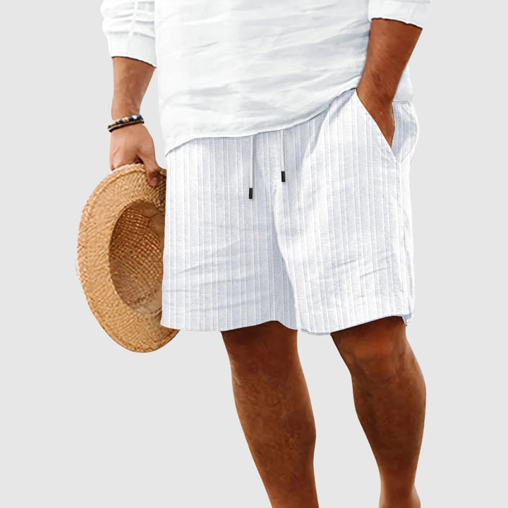  Model wearing casual textured shorts with an adjustable drawstring on a plain background.